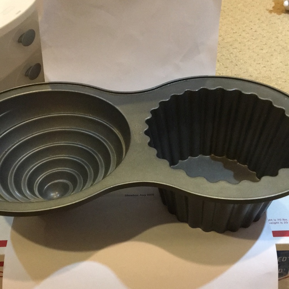 Wilton cupcake baking pan